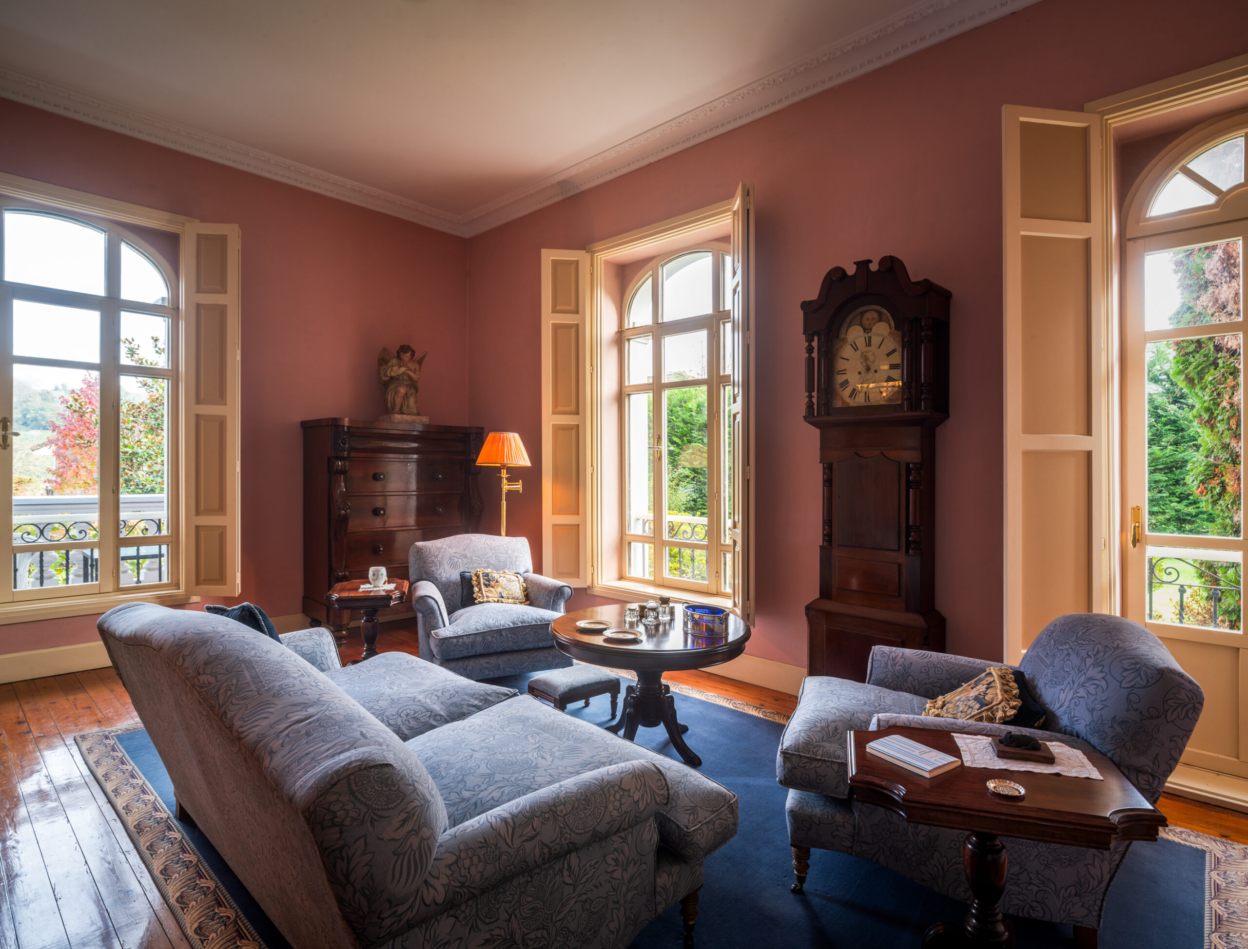 Salón de una propiedad singular en Sevares, Asturias